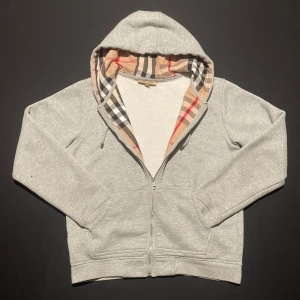 Grå ziphoodie från Burberry - Säljer en snygg och clean burberry zip som passar till de flesta outfitsarna🔥 Den är i nästan nytt skick och självklart äkta👀💸 Hör av dig vid funderingar, rimliga prisförslag kan accepteras vid snabb affär.