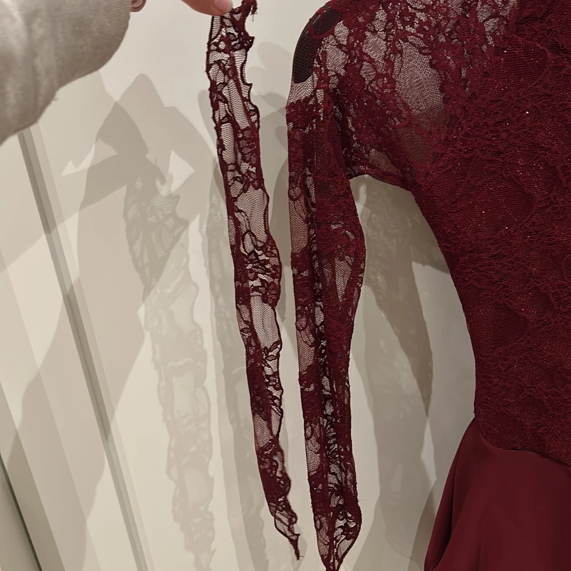 Vinröd konståkningsklännining med spetts och öppen rygg - 2