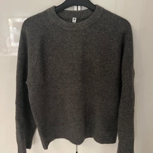 Mörkgrå stickad tröja från Uniqlo - Säljer en jätte mjuk och skön mörkgrå stickad tröja från uniqlo. Endast använd några få gånger så i mycket bra skick. Säljer pga för liten.