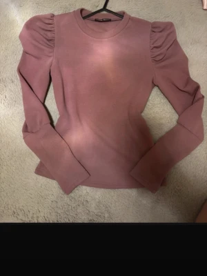 Lila långärmad topp med puffärm - Aldrig använd 