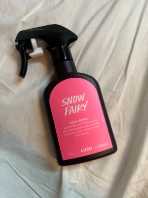 Snow Fairy Body Spray 200ml - Snow Fairy Body Spray från Lush, 200ml. Vegansk och tillverkad i England. Perfekt för dig som vill ha en söt och magisk touch i vardagen.