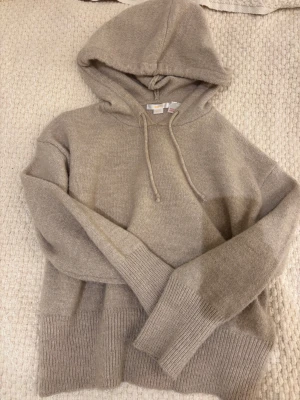 Stickad hoodie - från gina tricot strl 146/152. Men passar XS, S. Bra skick