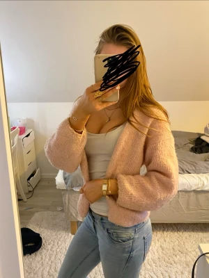 Ljusblå bootcut jeans från Nelly - Säljer ett par ljusblå jeans från Nelly med bootcut-modell och snygga orangea sömmar på bakfickorna. Jeansen har låg midja och klassisk femficksdesign. Perfekta för dig som gillar en avslappnad men trendig look. Dem är lite uppsydda eftersom längden annars var alldeles för lång 💕