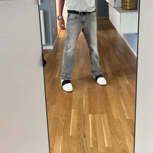 Grå replay jeans - Snygga grå replay jeans med en klassisk straight passform. De har en normal midja och är perfekta för en avslappnad stil. 