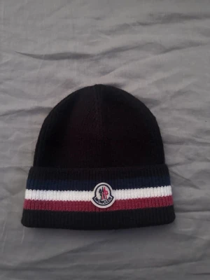 Moncler mössa - Snygg stickad mössa från Moncler perfekt för kalla dagar. Box,Tag medföljs