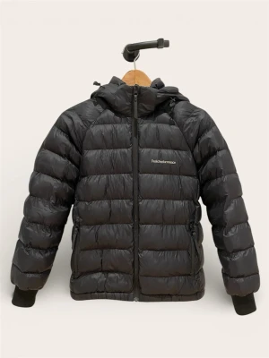 Svart dunjacka Peak Performance 150 - Svart dunjacka från Peak Performance. Jackan har quiltad design, dragkedja framtill och ribbade muddar vid ärmslut. Perfekt för kalla dagar och har en clean, sportig look.