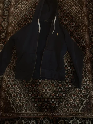 Ralph lauren hoodie - Säljer denna feta Ralph lauren hoodien. Den har några defekter på armbågarna som ni kan höra er av för att se bilder på. 
