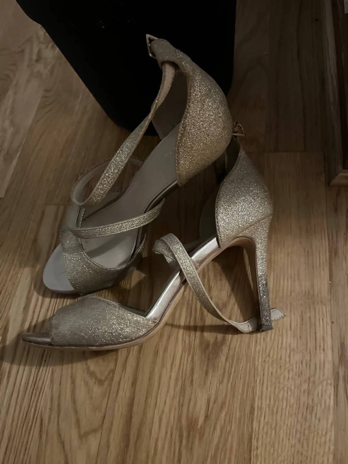 Glittriga guldiga sandaler med klack - 3