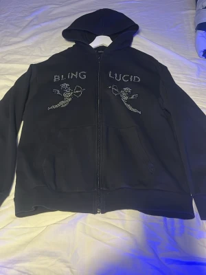 Bling lucid tröja - Säljer denna bling lucid tröjan då den är för liten. Priset är inte hugget i sten