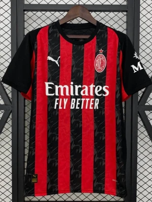 Ac milan hemmaställ 25/26 - Snygg AC Milan fotbollströja från Puma med klassiska röda och svarta ränder, klubbmärke på bröstet och vit Puma-logga. Tröjan har rund hals och korta ärmar, tillverkad i lätt polyester som andas. Perfekt för dig som älskar fotboll och vill representera Milan.