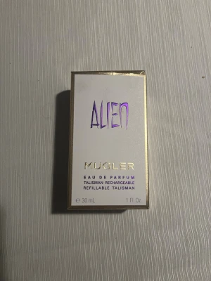 Alien Eau de Parfum 30ml - Alien från Mugler är en Eau de Parfum i en snygg refillbar flaska. Helt ny och oanvänd säljer då jag fick den i fördelsedags present och kände på ett sprutt att det inte var min lukt stil , kan tänka mig byta mot en Valentina original parfym , De e en god doft bara att de inte passar mig , skriv vid frågor nypris 995kr och slutsåld i kicks, mitt pris 700 , 30ml