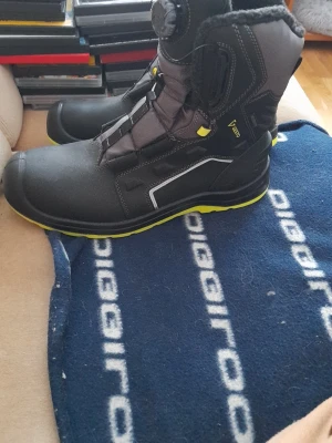 Svarta vinterstövlar med gul sula  storlek 45 - Säljer ett par svarta vinterstövlar från Vapro med grå detaljer och skön pälsfodring. Skorna har en robust gul sula med bra grepp, snörningssystem och reflekterande inslag. Perfekt för kalla dagar och utomhusaktiviteter. Storlek 45