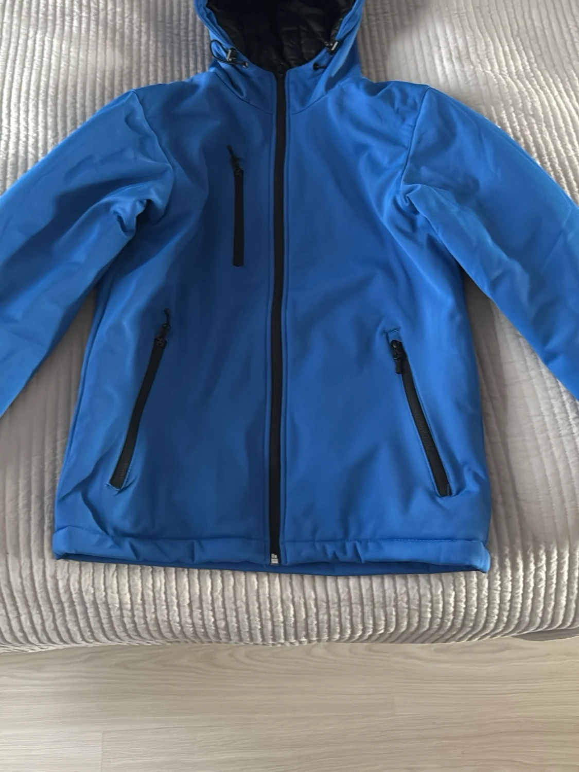 Blå vindjacka med huva