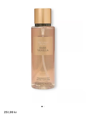 Victoria's Secret Bare Vanilla - Jag säljer denna populära Victoria’s Secret mist som är 250 ml. Perfekt för dig som vill ha en mjuk och mysig vibe. Luktar så god vanilj men säljer då jag har alldeles för mycket parfymer. Min flaska har den gamla designen för dem som gillar den mer. Skulle säga att det är typ 90% kvar i flaskan!☺️ Skriv gärna ifall du har några frågor osv..🍦🍨🍮 Nypris: Cirka 250kr