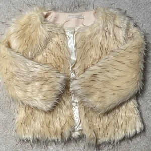 pälsjacka - Supermjuk och fluffig beige pälsjacka   är helfodrad med glansigt tyg och har en loose fit. Den är vintage men är i fint skick. Stormek small 🤍