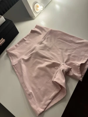 Ljusrosa träningsshorts från Gina Tricot - Säljer ett par nyköpta och oanvända ljusrosa träningsshorts från Gina Tricot. St XS. Tight passform med stretchigt material, perfekta för gym & yoga/pilates! ❣️