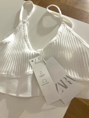 Zara Topp  - Vit topp från Zara i storleken S. Helt ny med prislappar. Skriv för fri frakt 