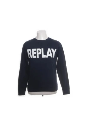 Mörkblå Replay Sweatshirt  -  Snygg, mörkblå sweatshirt med texten "REPLAY" tryckt i stora, vita blockbokstäver över bröstet. Klassisk design som passar perfekt till vardags eller en avslappnad look.