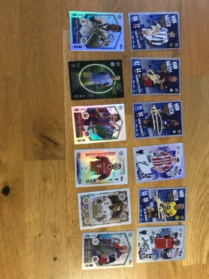 Ingen väst syns på bilden - Bilden visar samlarkort med fotbollsspelare, men ingen väst finns med på bilden och några av dem har signaturer, vilket ökar deras värde