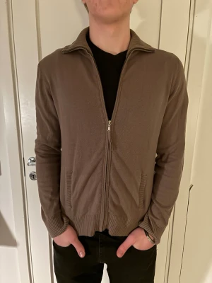 Stickad cardigan från Cecil - Snygg brun stickad cardigan från Cecil. Säljer då den är för liten för mig, kan lätt stylas över en skjorta eller under en väst. Står inte storlek på den men den sitter som en S/M. 