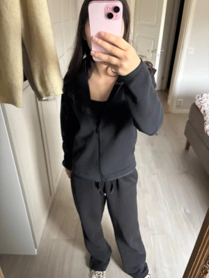 Svart Nike tech  - Svart Nike tech, nästan aldrig använd, mycket bra skick, pris kan diskuteras 