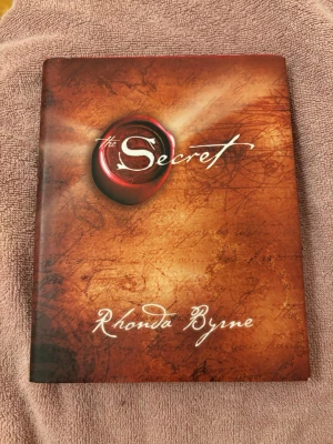 The Secret - Upptäck kraften i dina tankar och känslor! 'The Secret' avslöjar hur du kan använda attraktionslagen för att skapa mer glädje, hälsa och framgång i livet. Inspirerande berättelser och praktiska tips gör boken perfekt för dig som vill ta kontroll över din framtid och nå dina drömmar.