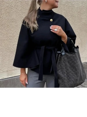 Svart poncho jacka - Supersnygg och passar till allt! Perfekt utgång eller vardags jacka. Som ny knappt använd. Säljer då jag har väldigt mycket jackor ❤️onesize men passar. Xs-m