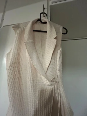 Fin beige topp/tröja - Tänker och sälja den för att den är inte min smak längre är aldrig använd bara pris lappen är av och är i storlek M men passar även som S/L för att den är strechig och skön och jätte vacker och ny pris är 300kr säljs för 250kr priset kan diskuteras och den är köpt från Italiens H&M💞💞