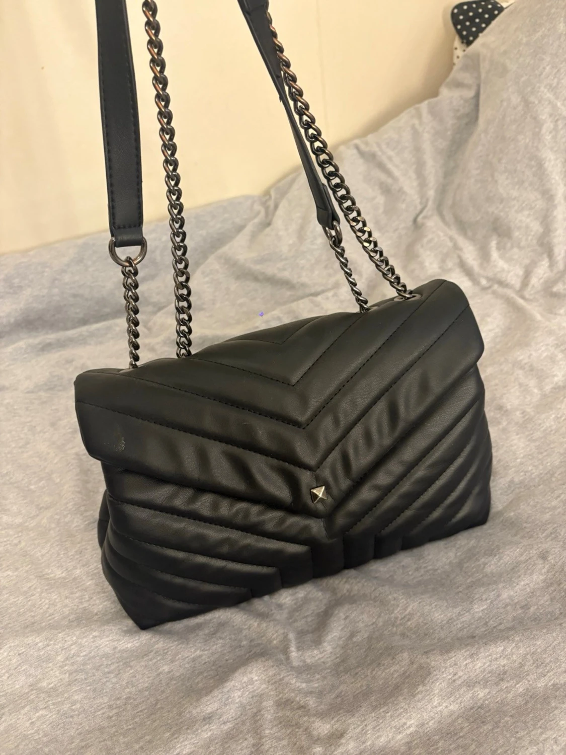 Svart quiltad axelväska med kedja