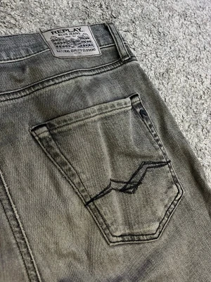 Gråa Replay Jeans  - Säljer ett par nästan helt oanvända Replay jeans i modellen Thad . Tvätten på dessa är riktigt najs och dem är i storlek 158cm. Nypris på dessa ligger på 799kr och mitt pris är 349kr. Skriv vid minsta lilla fråga eller fundering❗️