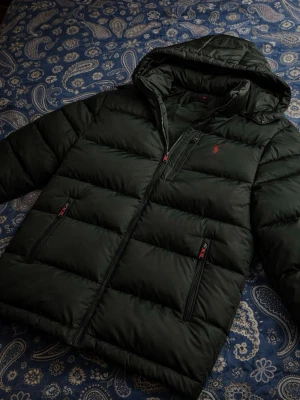 Svart Ralph Lauren jacka  - En svart Ralph Lauren puffer i storlek M, bara använd ett par gånger. Skicket är väldigt bra.