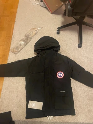 Canada goose jacka - Säljer för jag behöver pengar