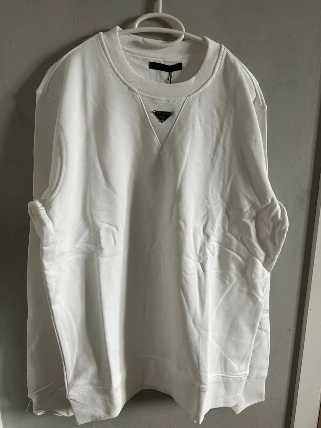 Vit sweatshirt från Prada.