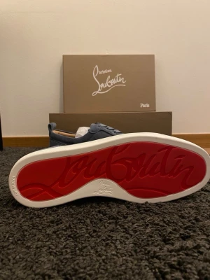 Louboutin skor - Mörkblå loubs finns i storlek 43 påse och box kommer med aldrig använda!! Skriv för intresse!