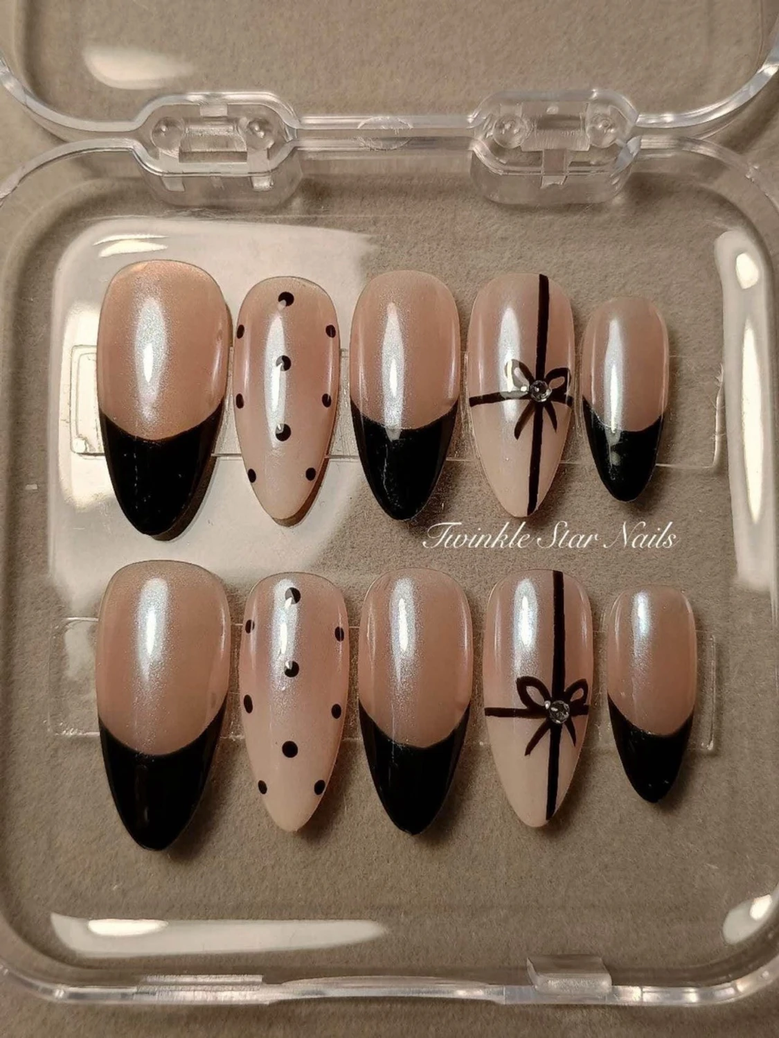 Svart och nude handgjorda lösnaglar med mönster