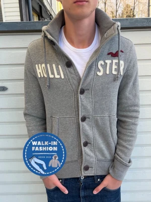 Hollister butten down hoodie - Tja säljer nu denna sjukt feta Hollister hoodie som är sjukt vintage. Skick 9/10 sjukt bra utan minsta lilla defekt. Modellen är 182 men passar som bäst mellan 174-184 hör av er vid minsta lilla fundering! 