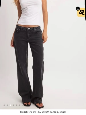 Jeans från NA-KD - Blåa jeans från NA-KD med låg midja och wide fit. Helt nya, med prislapp kvar! Nypris 700, säljer för hälften,350kr! (pris kan diskuteras) Säljer då de inte passar och jag inte hann att lämna tillbaka! De ær i storlek 34 men passar en 36a oxå! Det är samma jeans på alla bilder, men färgen på de jag säljer är blåa (som de två sista)! 💘💘