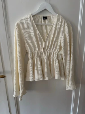 Blus - Säljer denna blusen från Gina tricot som är i jättefint skick, endast använd ett fåtal gånger. Säljer då den inte kommer till användning. Skriv vid frågor💗