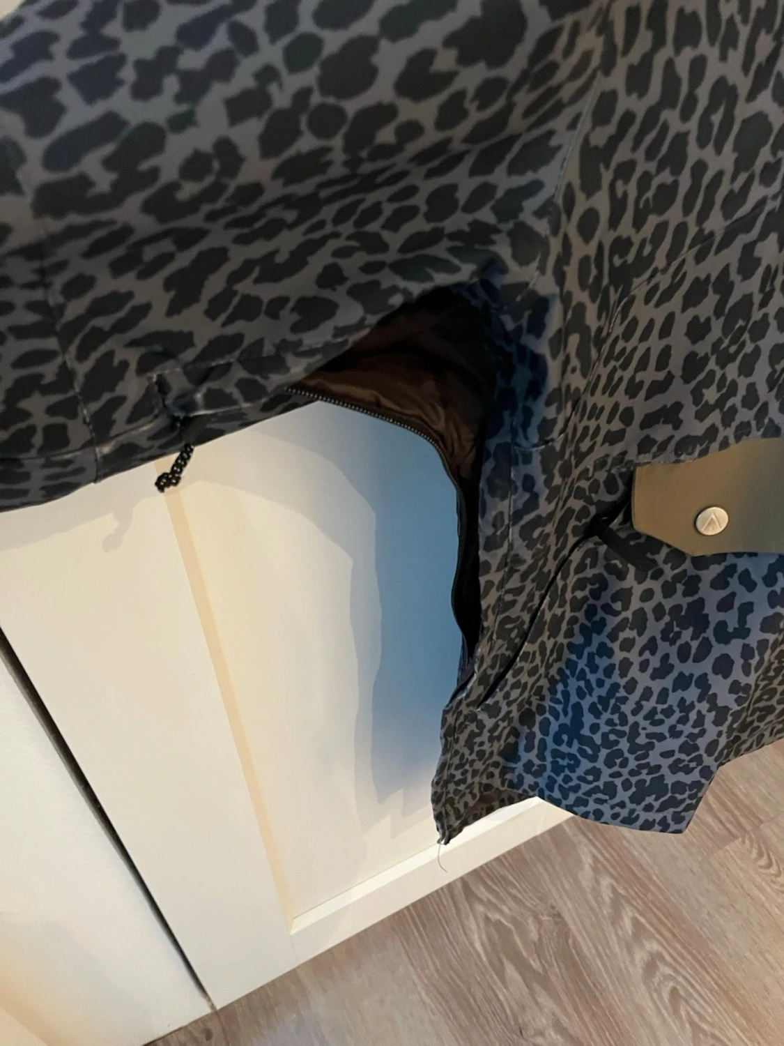 Leopardmönstrad vindjacka med huva - 1