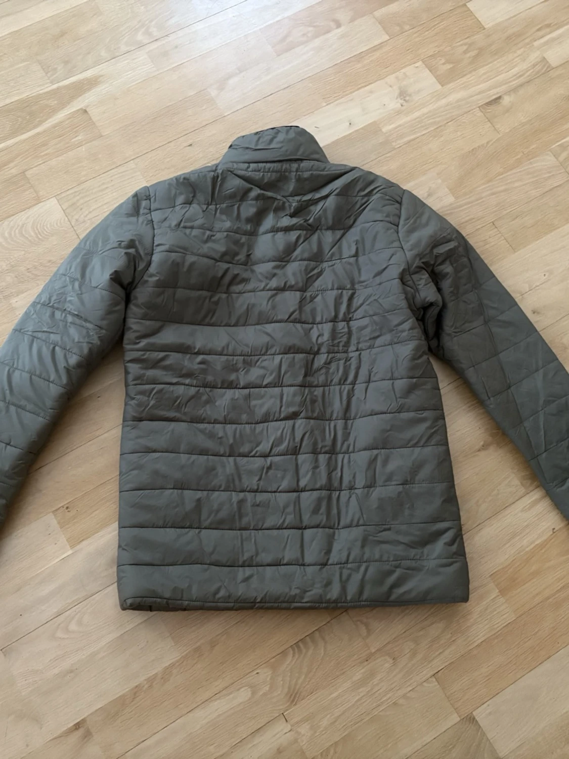 Olivgrön quiltad pufferjacka True North - 1