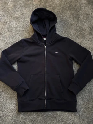 Gant tröja  - En blå svart gant tröja