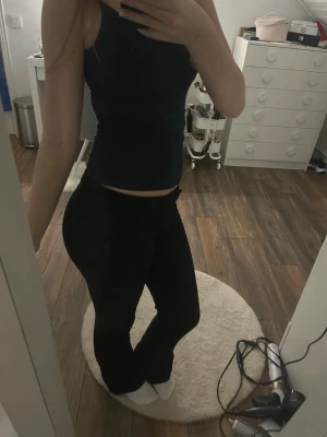 Svarta bootcut byxor i mjukt tyg - Säljer ett par svarta bootcut byxor med lowwaist passform. Byxorna är gjorda i ett mjukt och stretchigt material som sitter skönt och följer kroppen. Storlek xxs och är uppsydda så dom passar om man är 155-160!