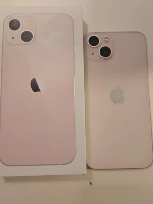 iPhone 13 - Snygg rosa iPhone 13 med dubbla kameror och stilren design. Mobilen är i gott skick utan synliga repor eller skador. Perfekt för dig som vill ha en kraftfull och modern smartphone med hög prestanda och bra kamera. Originalkartong medföljer. Har 86% procent liv och har 128gb priset går att sänka