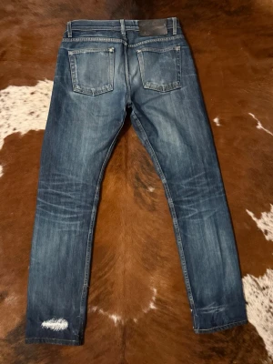 Selvage Naked&Famous WeirdGuy - Tjena! Säljer dessa sjukt feta Naked&Famous jeans, byxorna är i fint skick med lite lagningar och sjukt snygga fades, inga lagningar i skrevet, passar som W32/L32, hör av dig vid funderingar!🙌