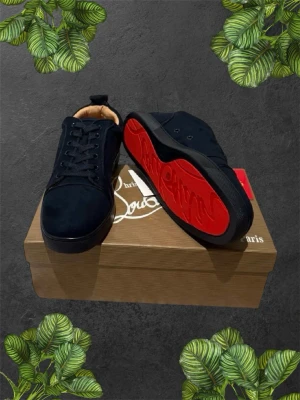 Christian Louboutin skor  - Säljer nu sonens Christian Louboutin skor mörkblå då dem inte alls kommer till användning längre.   Modell - 32404264320 Storlek - 42 Färg - Mörkblå/Zaffiro  Dem är använda men fungera precis som nya, bara lite slitet på under sulan  Pris kan diskuteras vid snabb affär