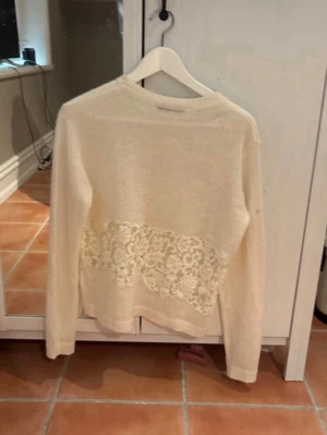 populär tröja från zara  - jättefin tröja från zara som inte finns längre använd 1 gång populär tröja från zara den är i M men passar mig som ofta har xs-s 