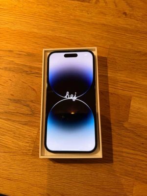 iPhone 14 Pro -  iPhone 14 Pro i svart med 128 GB, med trippelkamera och Lightning port. Telefonen är i mycket bra skick då den har haft skal och skärmskydd sedan dag ett. Finns tecken på användning på telefonens kanter, vilket man kan se på bild fyra. Skärmen och baksidan är helt repfria, utan tecken på användning. Batterihälsan ligger på 84%. Medföljer orginalförpackning. 