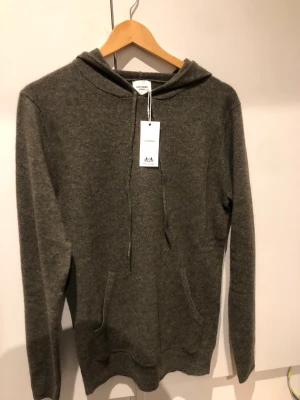 John Henric Kashmir hoodie - En Kashmir hoodie från John Henric. | Helt ny! | Nypris på 3000. | Hör av er vid frågor!⭐️