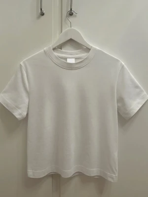 Gina tröja - Fin basic tröja. Aldrig använt råkat köpa två likadan därför den säljs. Pris går att diskuteras🩷