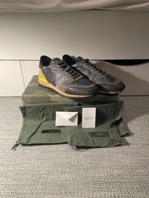 Valentino Garavani Rockrunner sneakers - | märke: Valentino Garavani | plagg: skor | skick: 9/10 | storlek: 44 | nypris: 8000kr | mitt pris: 2279kr mer 70% av nypris | färger: svart, brun, Gul | allt original ingår box, extra snören, dustbags | pris kan diskuteras | hör av dig vid minsta fråga eller fundering // MatteoResell |